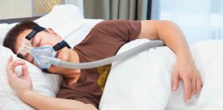 Modern yaşam tarzı ve artan stres faktörleriyle birlikte birçok uyku bozukluğu daha sık görülmeye başlamıştır. Bu bozukluklardan en ciddilerinden biri olan uyku apnesi, yalnızca gece uykusunu bölmekle kalmaz, aynı zamanda uzun vadede ciddi sağlık sorunlarına yol açabilir. Genellikle horlama ve gece boyunca sık sık uyanma ile karakterize edilen uyku apnesi, kişinin solunumunun uyku esnasında tekrar tekrar durmasıyla ortaya çıkar. Fark edilmediği ve tedavi edilmediği takdirde kalp hastalıkları, yüksek tansiyon, diyabet ve hatta ani ölüm riskine kadar varan ciddi sonuçlara neden olabilir. Bu nedenle uyku apnesi sadece bir uyku sorunu olarak değil, genel sağlık açısından da ele alınması gereken önemli bir rahatsızlıktır. Konulu bir haber görseli.