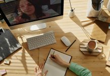 Son yıllarda özellikle pandemi süreciyle birlikte, uzaktan eğitim tüm dünyada eğitim sistemlerinin vazgeçilmez bir parçası haline geldi. Teknolojik gelişmelerin hızla ilerlemesi ve internetin daha yaygın hale gelmesi, uzaktan eğitimin daha erişilebilir olmasını sağladı. Ancak, bu eğitim modelinin geleceği hakkında hala birçok soru işareti bulunmaktadır. Uzaktan eğitim, gelecekte kalıcı bir model olacak mı, yoksa yalnızca bir geçiş dönemi mi? Bu yazıda, uzaktan eğitimin avantajlarını, zorluklarını ve gelecekteki olasılıklarını ele alarak, bu modelin kalıcılığını tartışacağız. Konulu bir haber görseli.