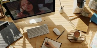 Son yıllarda özellikle pandemi süreciyle birlikte, uzaktan eğitim tüm dünyada eğitim sistemlerinin vazgeçilmez bir parçası haline geldi. Teknolojik gelişmelerin hızla ilerlemesi ve internetin daha yaygın hale gelmesi, uzaktan eğitimin daha erişilebilir olmasını sağladı. Ancak, bu eğitim modelinin geleceği hakkında hala birçok soru işareti bulunmaktadır. Uzaktan eğitim, gelecekte kalıcı bir model olacak mı, yoksa yalnızca bir geçiş dönemi mi? Bu yazıda, uzaktan eğitimin avantajlarını, zorluklarını ve gelecekteki olasılıklarını ele alarak, bu modelin kalıcılığını tartışacağız. Konulu bir haber görseli.