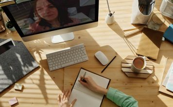 Son yıllarda özellikle pandemi süreciyle birlikte, uzaktan eğitim tüm dünyada eğitim sistemlerinin vazgeçilmez bir parçası haline geldi. Teknolojik gelişmelerin hızla ilerlemesi ve internetin daha yaygın hale gelmesi, uzaktan eğitimin daha erişilebilir olmasını sağladı. Ancak, bu eğitim modelinin geleceği hakkında hala birçok soru işareti bulunmaktadır. Uzaktan eğitim, gelecekte kalıcı bir model olacak mı, yoksa yalnızca bir geçiş dönemi mi? Bu yazıda, uzaktan eğitimin avantajlarını, zorluklarını ve gelecekteki olasılıklarını ele alarak, bu modelin kalıcılığını tartışacağız. Konulu bir haber görseli.