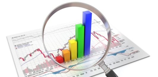 Veri Analizi Nedir ve Nasıl Yapılır Veri analizi, bir araştırma ya da çalışma sürecinde toplanan verilerin anlamlı sonuçlar çıkarmak amacıyla incelenmesi ve yorumlanması sürecidir. Bu süreç, ham verilerin anlamlı bilgiye dönüştürülmesini sağlar. Günümüzde, özellikle dijitalleşen dünyada, veri analizi çok çeşitli alanlarda kritik bir rol oynamaktadır. İşletmeler, sağlık sektörü, eğitim, ekonomi, sosyal bilimler gibi birçok alanda veri analizi kullanılarak kararlar alınmakta ve stratejiler belirlenmektedir. Konulu bir haber görseli.