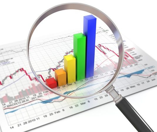 Veri analizi, bir araştırma ya da çalışma sürecinde toplanan verilerin anlamlı sonuçlar çıkarmak amacıyla incelenmesi ve yorumlanması sürecidir. Bu süreç, ham verilerin anlamlı bilgiye dönüştürülmesini sağlar. Günümüzde, özellikle dijitalleşen dünyada, veri analizi çok çeşitli alanlarda kritik bir rol oynamaktadır. İşletmeler, sağlık sektörü, eğitim, ekonomi, sosyal bilimler gibi birçok alanda veri analizi kullanılarak kararlar alınmakta ve stratejiler belirlenmektedir. Konulu bir haber görseli.