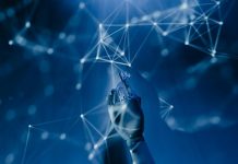 Yapay zeka, günümüzde teknolojinin en dikkat çekici ve en hızlı gelişen alanlarından biri haline gelmiştir. Özellikle dijital dönüşümün temel dinamiklerinden biri olarak, pek çok sektörde köklü değişimlere neden olan bu teknoloji, yalnızca bilgi işlem gücünü değil aynı zamanda insan düşünce biçimini de dönüştürmektedir. Yapay zeka nedir sorusuna verilebilecek en genel yanıt, insan zekâsını taklit eden sistemlerin geliştirilmesidir. Bu sistemler, çevrelerinden veri toplayarak öğrenebilir, kararlar alabilir ve bu kararları uygulayabilir. Ancak bu tanım, yüzeyde kalan bir anlatımdır. Yapay zekâ kavramı, makine öğrenmesi, derin öğrenme, doğal dil işleme ve robotik gibi birçok alt disiplini de bünyesinde barındırmaktadır. Konulu bir haber görseli.