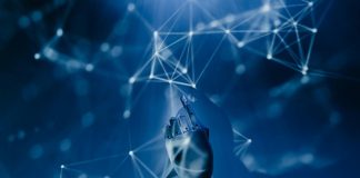 Yapay zeka, günümüzde teknolojinin en dikkat çekici ve en hızlı gelişen alanlarından biri haline gelmiştir. Özellikle dijital dönüşümün temel dinamiklerinden biri olarak, pek çok sektörde köklü değişimlere neden olan bu teknoloji, yalnızca bilgi işlem gücünü değil aynı zamanda insan düşünce biçimini de dönüştürmektedir. Yapay zeka nedir sorusuna verilebilecek en genel yanıt, insan zekâsını taklit eden sistemlerin geliştirilmesidir. Bu sistemler, çevrelerinden veri toplayarak öğrenebilir, kararlar alabilir ve bu kararları uygulayabilir. Ancak bu tanım, yüzeyde kalan bir anlatımdır. Yapay zekâ kavramı, makine öğrenmesi, derin öğrenme, doğal dil işleme ve robotik gibi birçok alt disiplini de bünyesinde barındırmaktadır. Konulu bir haber görseli.