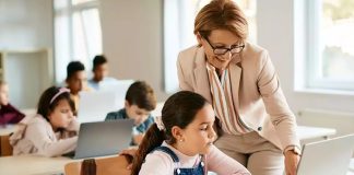 Yapılandırmacı eğitim modeli, 21. yüzyılın eğitim anlayışını şekillendiren önemli yaklaşımlardan biridir. Bu model, öğrencinin yalnızca bilgi alan değil, bilgiyi yapılandıran ve anlamlandıran aktif bir birey olduğu görüşüne dayanır. Geleneksel eğitim modelleri ile karşılaştırıldığında daha öğrenci merkezli ve etkileşimli bir yöntem sunan bu model, hem akademik başarıya hem de bireysel gelişime önemli katkılar sağlamaktadır. Konulu bir haber görseli.