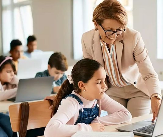Yapılandırmacı Eğitim Modeli Ne Sunar Yapılandırmacı eğitim modeli, 21. yüzyılın eğitim anlayışını şekillendiren önemli yaklaşımlardan biridir. Bu model, öğrencinin yalnızca bilgi alan değil, bilgiyi yapılandıran ve anlamlandıran aktif bir birey olduğu görüşüne dayanır. Geleneksel eğitim modelleri ile karşılaştırıldığında daha öğrenci merkezli ve etkileşimli bir yöntem sunan bu model, hem akademik başarıya hem de bireysel gelişime önemli katkılar sağlamaktadır. Konulu bir haber görseli.