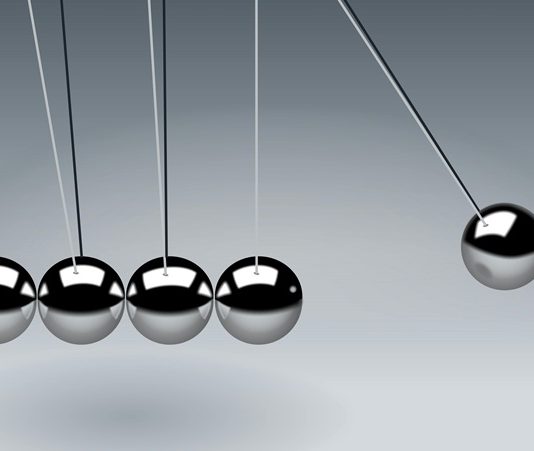 Bilimsel anlamda bir yasa, doğa olaylarının belirli bir düzen ve doğrulukla gerçekleştiği, gözlemler ve deneylerle desteklenen ve genellikle matematiksel formüllerle ifade edilen bir açıklamadır. Yasalar, bilimsel teoriler gibi sürekli değişim göstermezler, fakat çoğu zaman belirli koşullar altında geçerlidir ve istikrarlı bir biçimde gözlemlenebilirler. Bu yazıda, bilimsel bağlamda yasa kavramı üzerinde durulacak, yasalara nasıl ulaşılacağı ve bilimsel keşiflerdeki yeri açıklanacaktır. Konulu bir haber görseli.