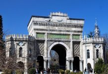 Yüksek lisans, lisans eğitimi tamamlandıktan sonra, bireylerin belirli bir alanda daha derinlemesine bilgi edinmek ve uzmanlaşmak için katıldıkları akademik bir eğitim sürecidir. Bu eğitim genellikle bir veya iki yıl süren ve öğrencilerin teorik bilgilerini uygulamalı olarak geliştirmelerini sağlayan programları kapsar. Yüksek lisans, akademik kariyerin bir sonraki aşamasına geçiş yapmak isteyen öğrenciler için önemli bir fırsat sunar. Bu süreç, aynı zamanda öğrencilerin araştırma yapma, analitik düşünme ve profesyonel becerilerini geliştirme fırsatı sunduğu için kariyerlerine yön vermede kritik bir rol oynar. Konulu bir haber görseli.