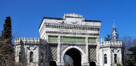 Yüksek Lisans Nedir ve Akademik Kariyer İçindeki Rolü Yüksek lisans, lisans eğitimi tamamlandıktan sonra, bireylerin belirli bir alanda daha derinlemesine bilgi edinmek ve uzmanlaşmak için katıldıkları akademik bir eğitim sürecidir. Bu eğitim genellikle bir veya iki yıl süren ve öğrencilerin teorik bilgilerini uygulamalı olarak geliştirmelerini sağlayan programları kapsar. Yüksek lisans, akademik kariyerin bir sonraki aşamasına geçiş yapmak isteyen öğrenciler için önemli bir fırsat sunar. Bu süreç, aynı zamanda öğrencilerin araştırma yapma, analitik düşünme ve profesyonel becerilerini geliştirme fırsatı sunduğu için kariyerlerine yön vermede kritik bir rol oynar. Konulu bir haber görseli.