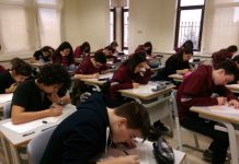 Türkiye’de yükseköğretim sistemi, son yıllarda hızla büyüyen yapısıyla dikkat çekiyor. Üniversite sayısı, öğrenci kontenjanları ve mezun oranları artarken, sistemin nitelik boyutu hakkında ciddi soru işaretleri oluşmaya başladı. Özellikle eğitim kalitesi, akademik kadro yeterliliği, mezunların iş gücü piyasasındaki yeri ve bilimsel üretim kapasitesi gibi alanlarda eleştiriler giderek daha yüksek sesle dile getiriliyor. Bu durum, yükseköğretimin yalnızca nicel anlamda değil, aynı zamanda niteliksel olarak da ciddi bir sınavdan geçtiğini gösteriyor. Konulu bir haber görseli