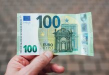 Zengin bireylerin yatırım tercihleri, çoğu insanın finansal davranışlarından oldukça farklıdır. Çünkü yüksek sermayeye sahip olanlar, sadece kazanç sağlamakla kalmaz; aynı zamanda servetlerini korumak, büyütmek ve uzun vadeli sürdürülebilirlik elde etmek isterler. Bu nedenle zenginlerin yatırım stratejileri, geniş bir vizyona, güçlü analizlere ve risk yönetimi becerilerine dayanır. Peki zenginler neye yatırım yapar? Bu sorunun yanıtı, hem klasik yatırım araçlarında hem de yeni nesil yatırımlarda saklıdır. Konulu bir haber görseli