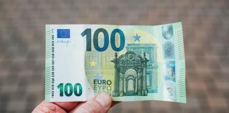Zengin bireylerin yatırım tercihleri, çoğu insanın finansal davranışlarından oldukça farklıdır. Çünkü yüksek sermayeye sahip olanlar, sadece kazanç sağlamakla kalmaz; aynı zamanda servetlerini korumak, büyütmek ve uzun vadeli sürdürülebilirlik elde etmek isterler. Bu nedenle zenginlerin yatırım stratejileri, geniş bir vizyona, güçlü analizlere ve risk yönetimi becerilerine dayanır. Peki zenginler neye yatırım yapar? Bu sorunun yanıtı, hem klasik yatırım araçlarında hem de yeni nesil yatırımlarda saklıdır. Konulu bir haber görseli