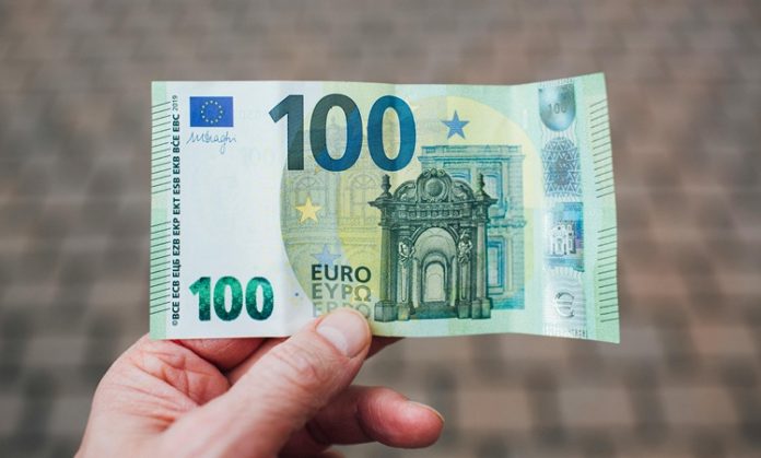 Zenginler Neye Yatırım Yapar Zengin bireylerin yatırım tercihleri, çoğu insanın finansal davranışlarından oldukça farklıdır. Çünkü yüksek sermayeye sahip olanlar, sadece kazanç sağlamakla kalmaz; aynı zamanda servetlerini korumak, büyütmek ve uzun vadeli sürdürülebilirlik elde etmek isterler. Bu nedenle zenginlerin yatırım stratejileri, geniş bir vizyona, güçlü analizlere ve risk yönetimi becerilerine dayanır. Peki zenginler neye yatırım yapar? Bu sorunun yanıtı, hem klasik yatırım araçlarında hem de yeni nesil yatırımlarda saklıdır. Konulu bir haber görseli