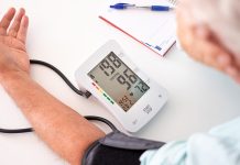 Modern çağın en yaygın sağlık problemlerinden biri olan hipertansiyon, dünya genelinde milyonlarca insanı etkiliyor. Ancak çoğu zaman belirti vermeden ilerlemesi nedeniyle “sessiz katil” olarak da adlandırılıyor. Kan basıncının normalden yüksek seyretmesiyle tanımlanan bu durum, uzun vadede kalp, beyin, böbrekler ve damar sistemi üzerinde yıkıcı etkiler bırakabiliyor. Birçok kişi yüksek tansiyon değerlerine sahip olduğunu yalnızca tesadüfi bir sağlık kontrolü sırasında öğreniyor. Bu da hipertansiyonun ciddiyetini ve toplumda farkındalık eksikliğini gözler önüne seriyor. Konulu bir haber görseli.